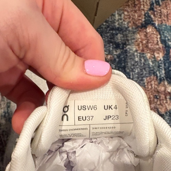 On clouds white sneakers size 6 - Picture 9 of 9